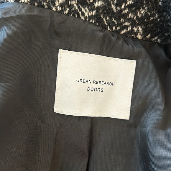 Wool coat over fit style fee size. - Picture 8 of 8